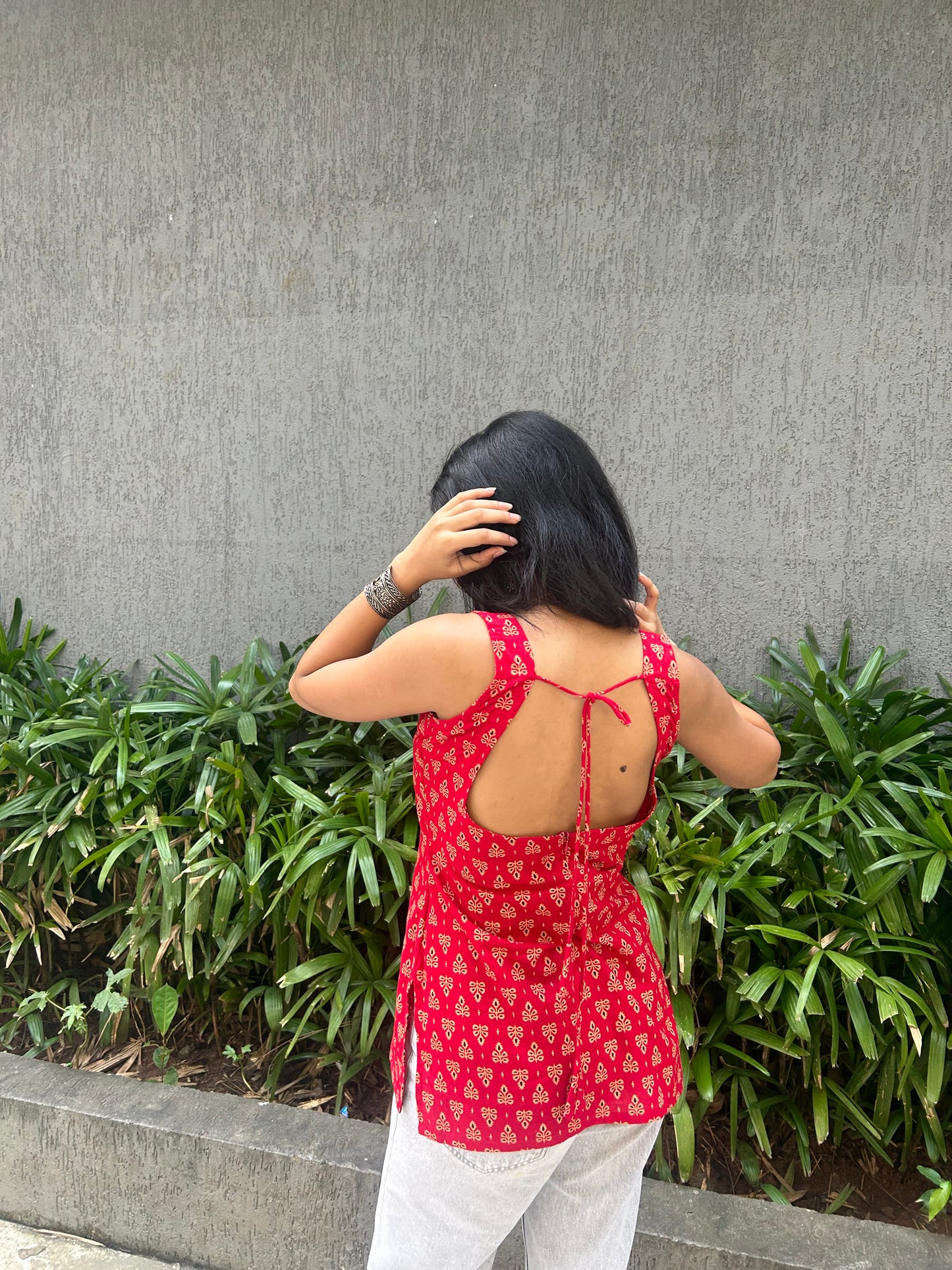 Ruhani Red Buti Kurti