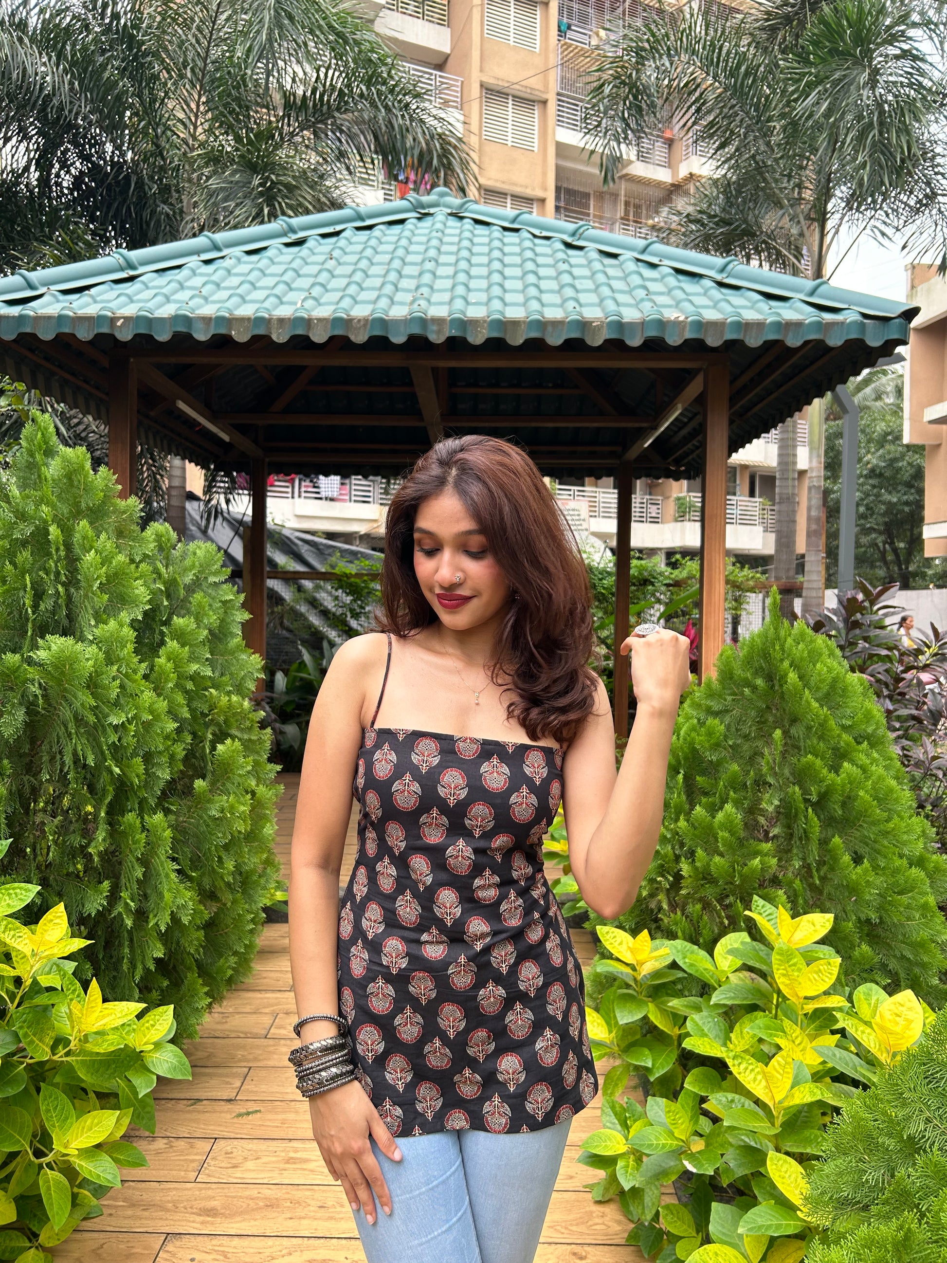 Inaaya Black Buti Kurti