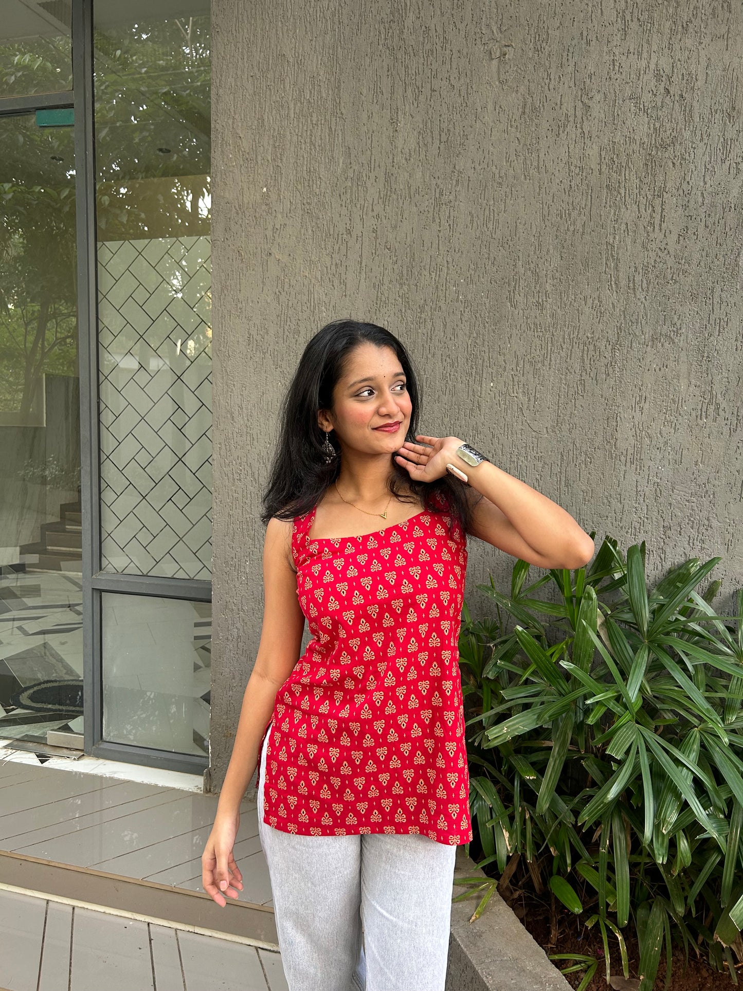 Ruhani Red Buti Kurti