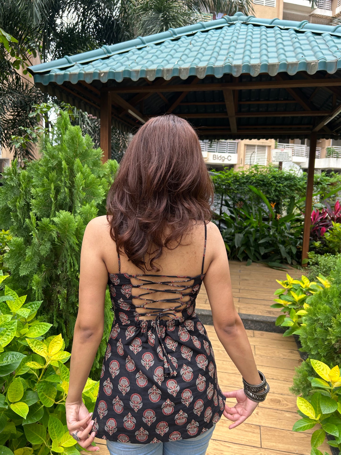 Inaaya Black Buti Kurti