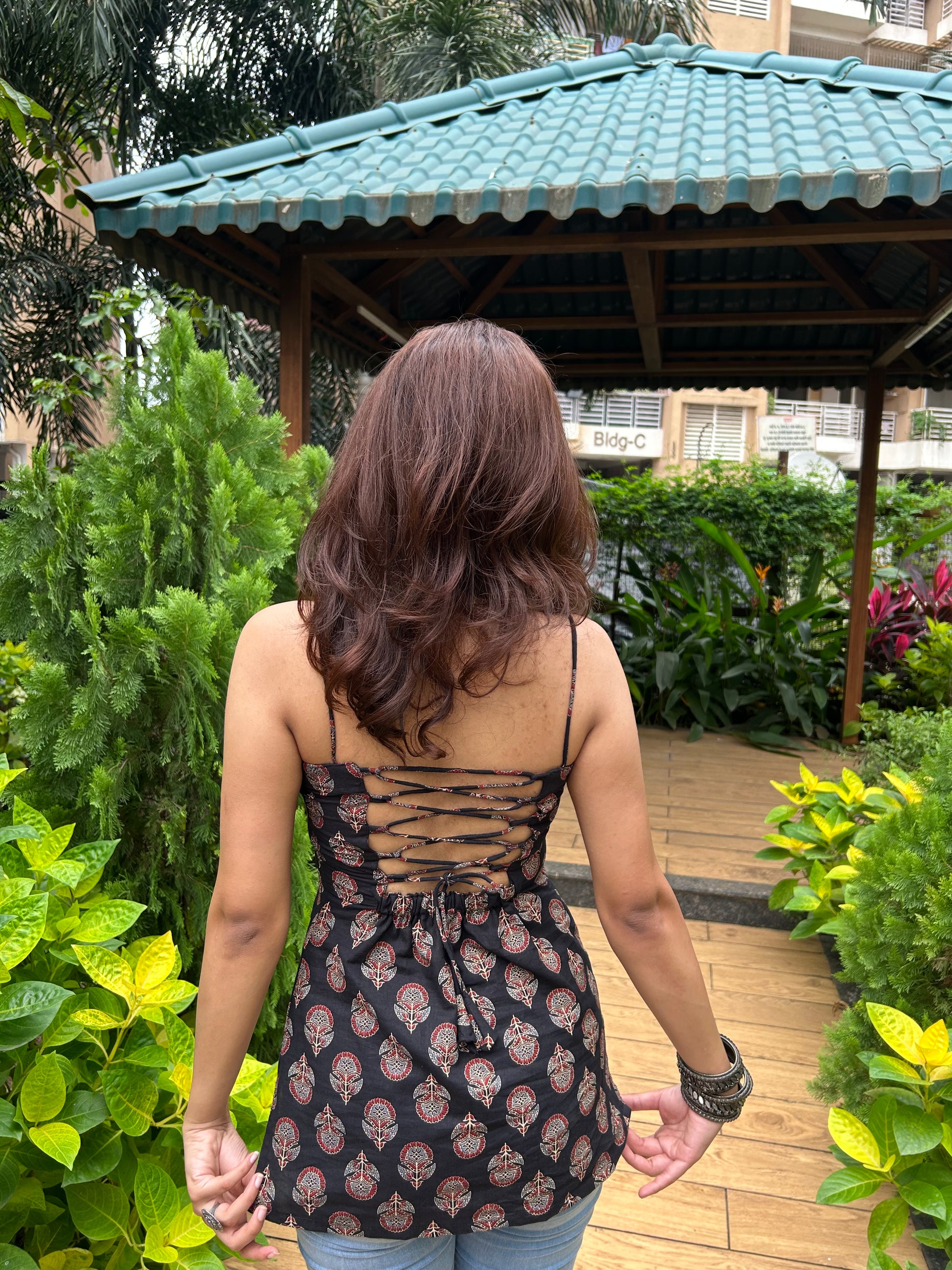 Inaaya Black Buti Kurti