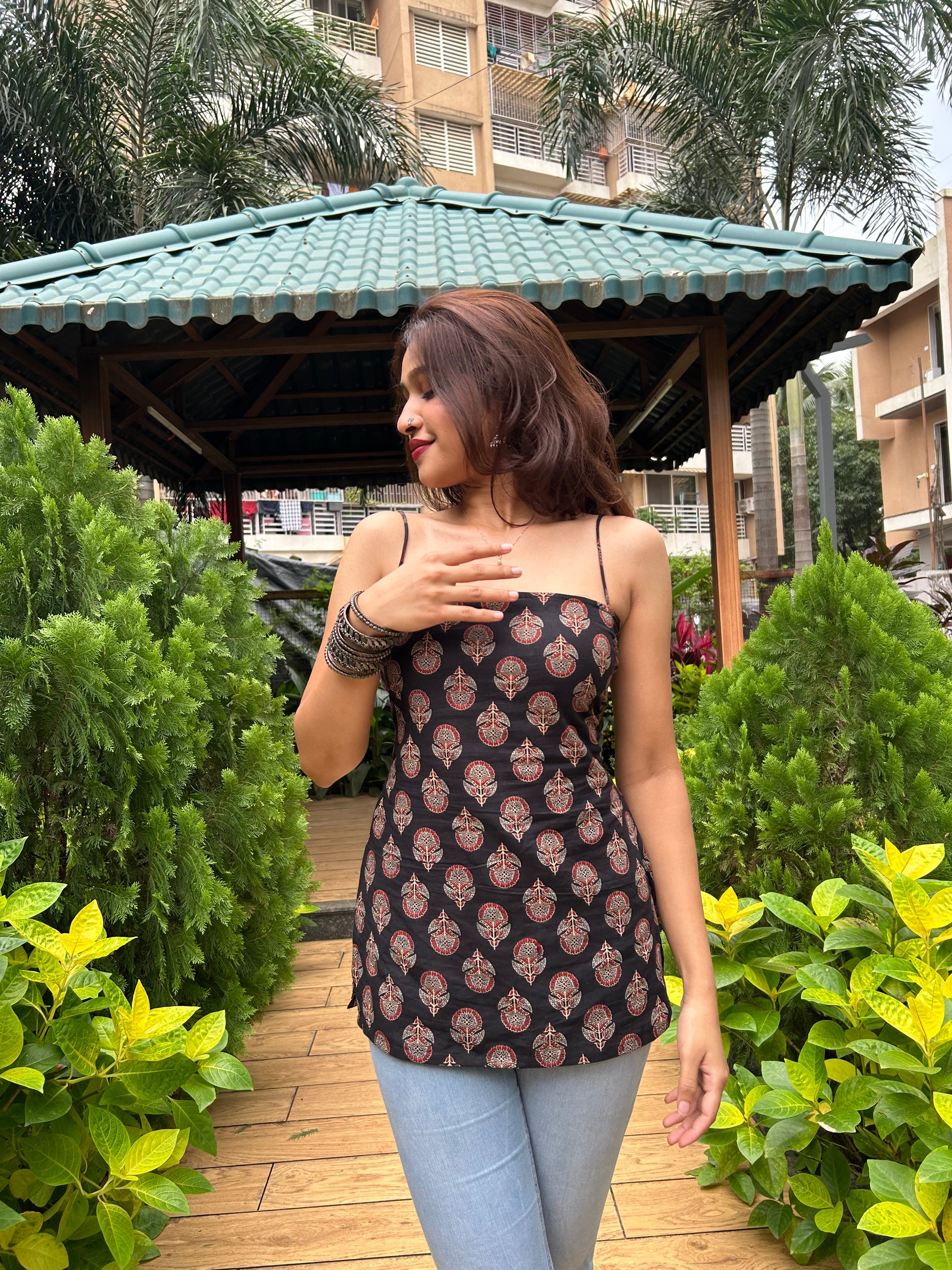 Inaaya Black Buti Kurti