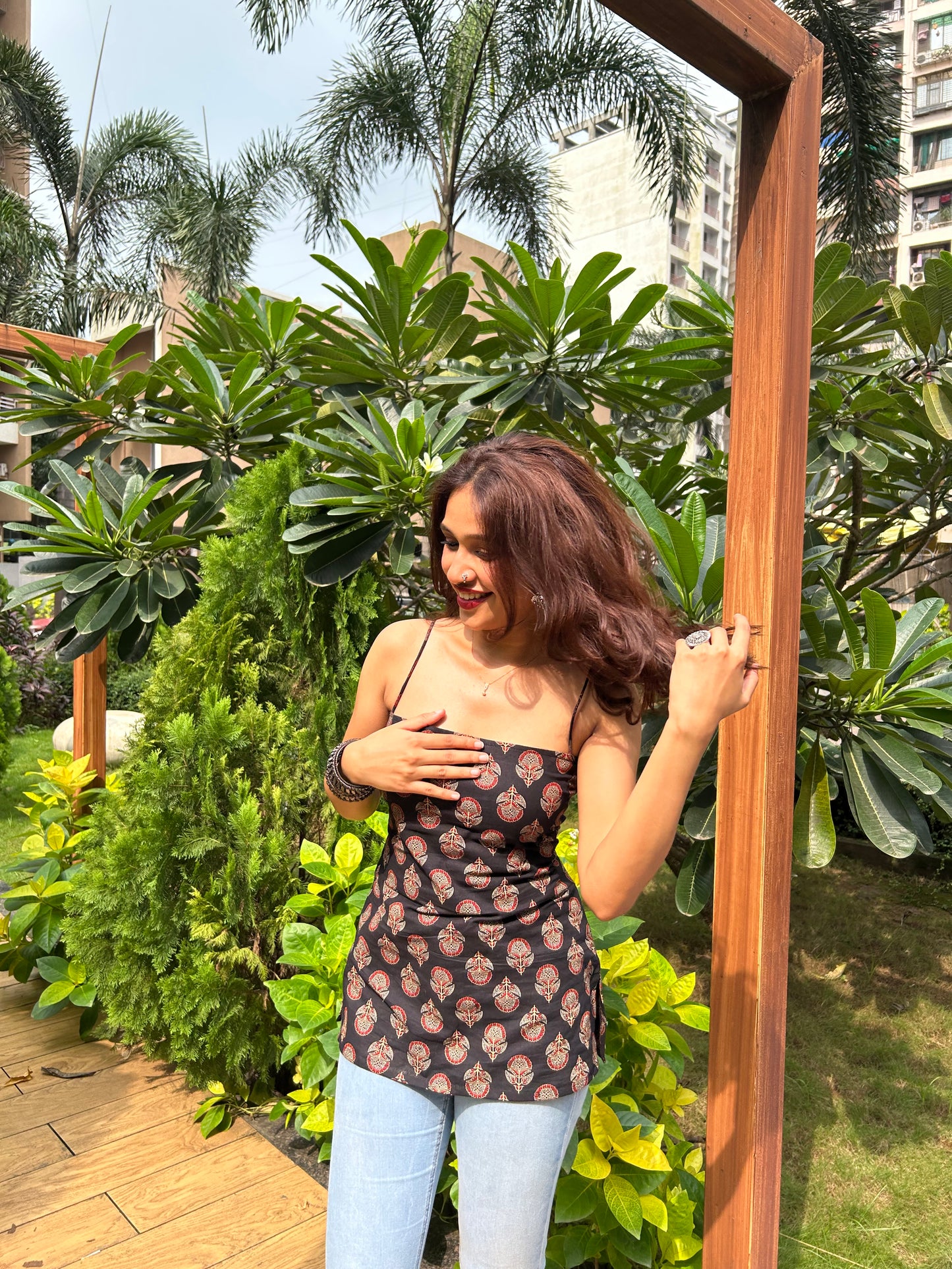 Inaaya Black Buti Kurti